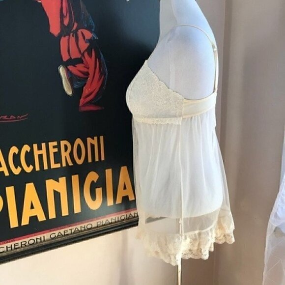 VICTORIA’S Secret: Very Sexy Cream Lace Chemise - Picture 2 of 8
